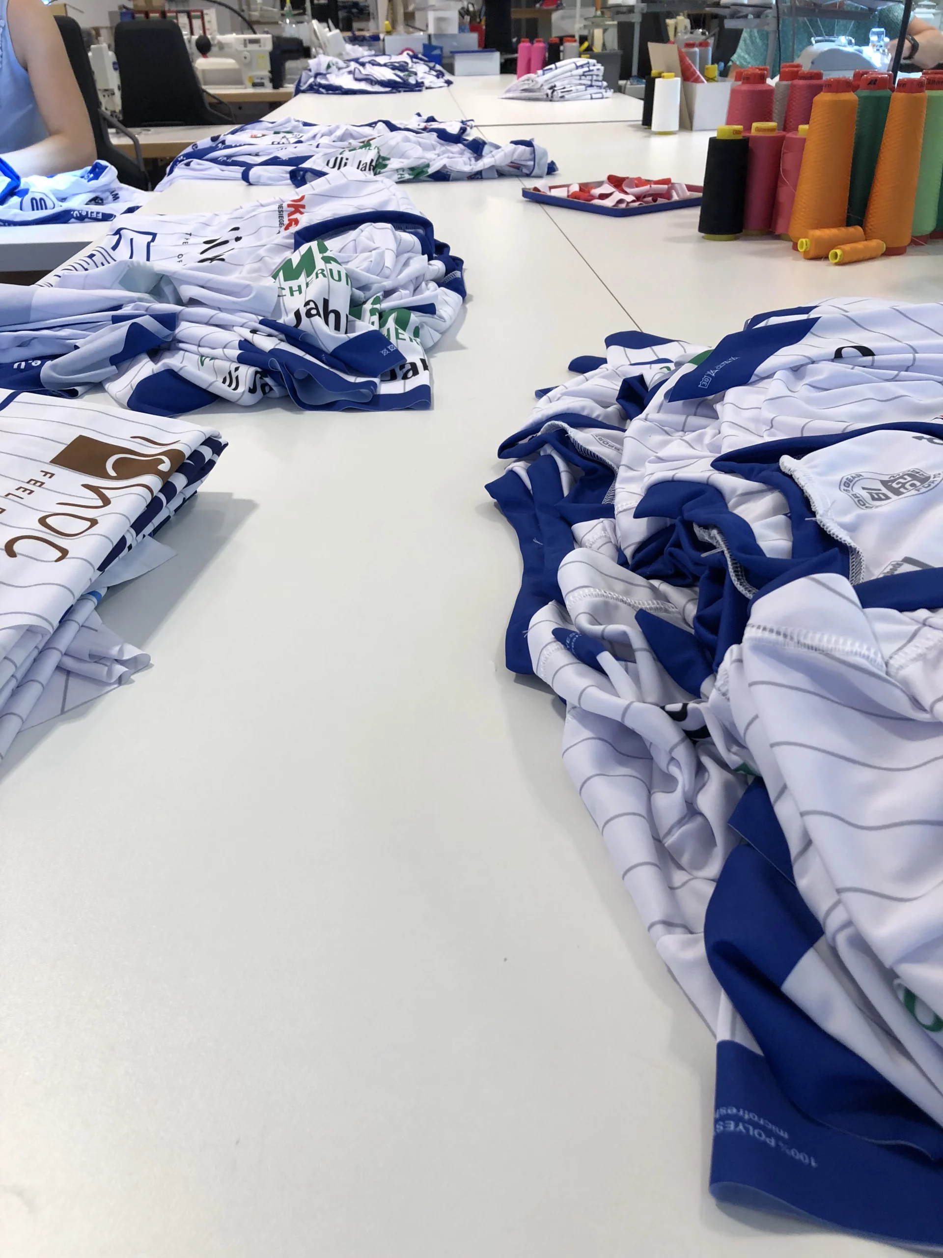 Nähen und Tapen der ausgeschnittenen Teile